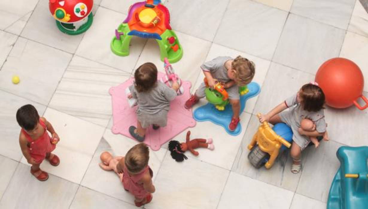 Un grupo de niños en una escuela infantil