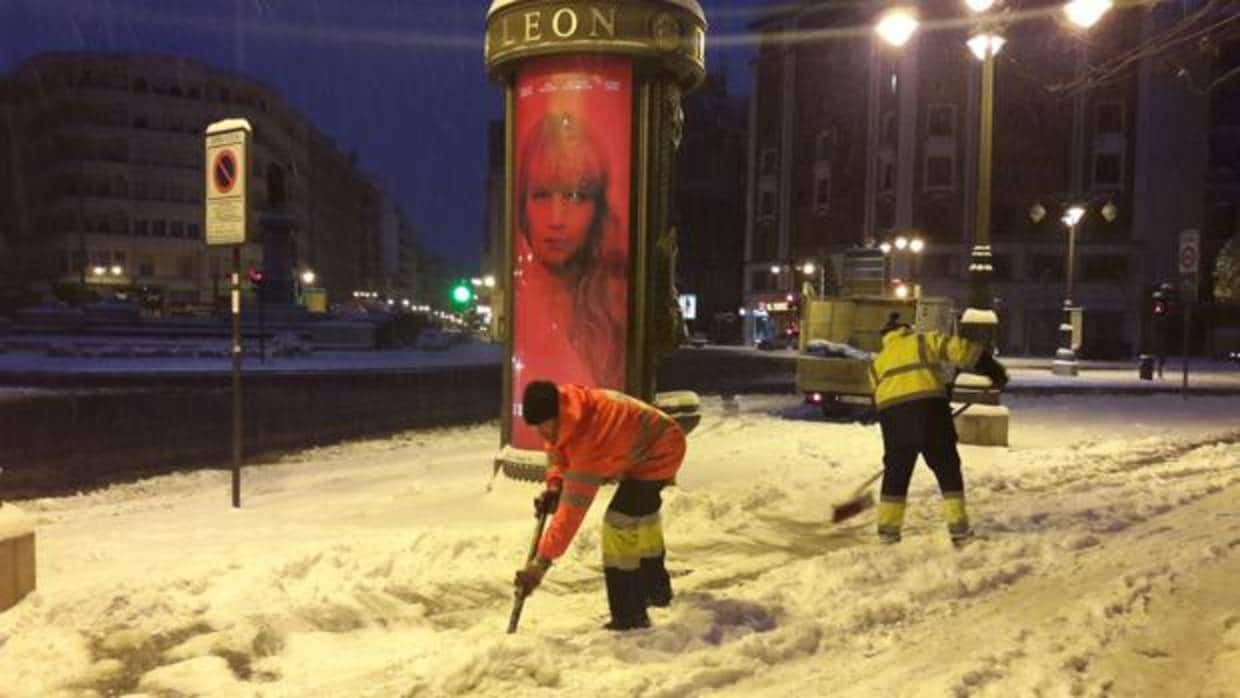 Operarios trabajan para quitar la nieve del centro de la ciudad de León