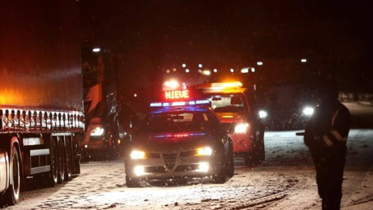 Agentes de la Guardia Civil, en un tramo de la A-52 cubierto de nieve