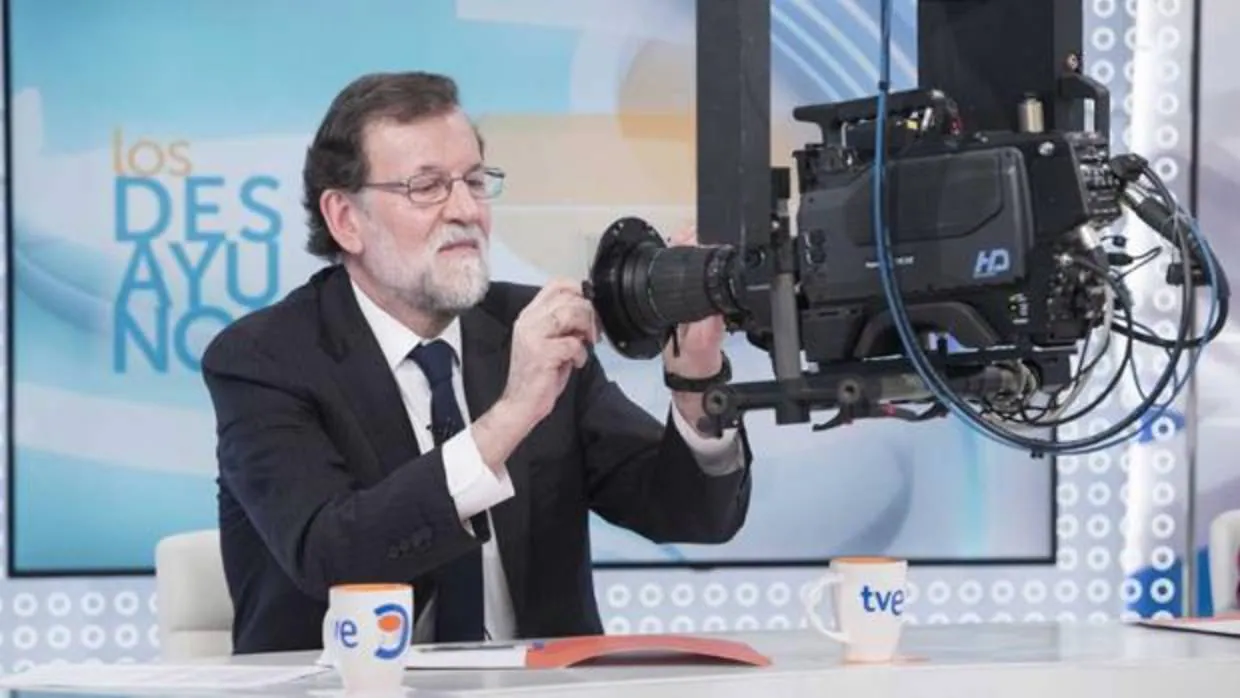Rajoy firma en una cámara, durante una reciente entrevista en TVE