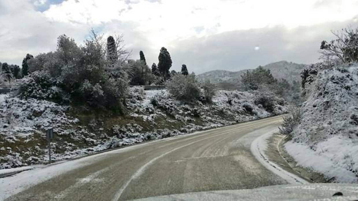 Operarios de la Diputación de Valencia retiran la nieve en carreteras del Rincón de Ademúz este miércoles