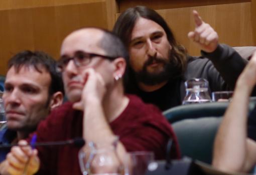 Varios de los concejales de la franquicia zaragozana de Podemos, durante la sesión plenaria en la que se ha evidenciado su aislamiento político