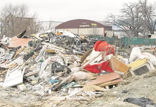 Los montones de residuos que se acumulan al principio del camino, junto al polígono de Prado Vera