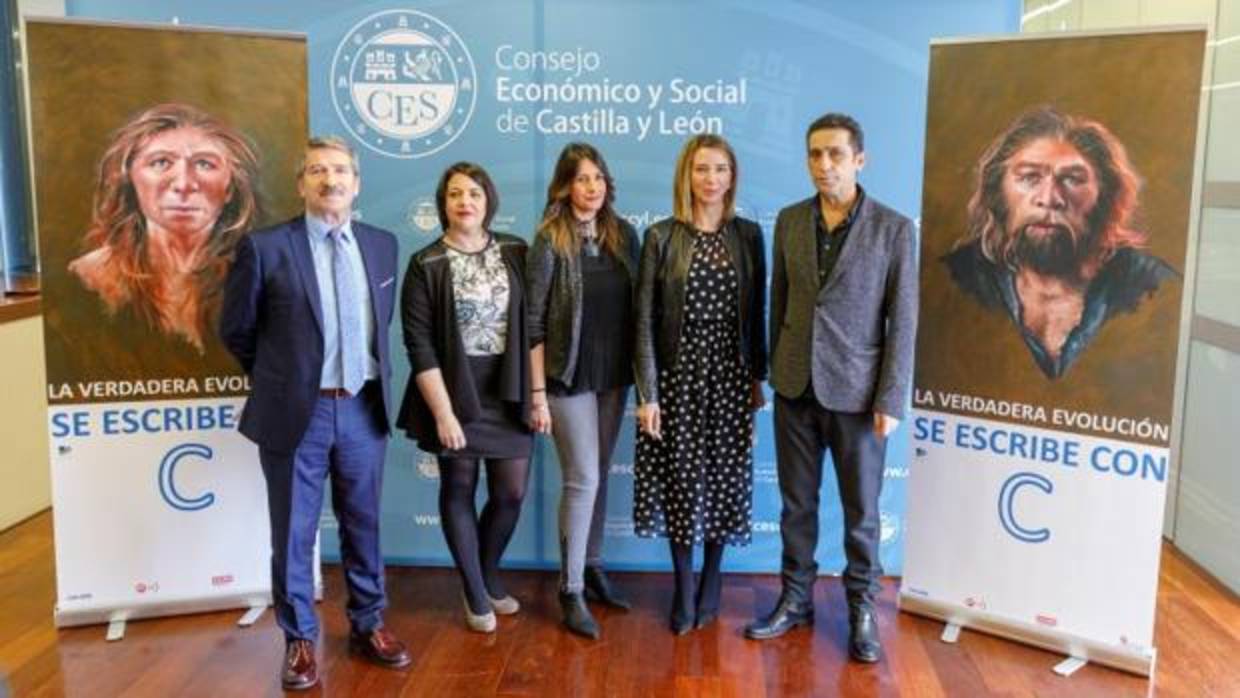 La consejera de Familia y los representantes de Cecale, CC.OO. y UGT, en la presentación de la campaña