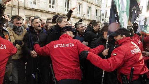 La Ertzaintza amenaza con promover la baja médica de los agentes cuando lleguen los ultras del Marsella