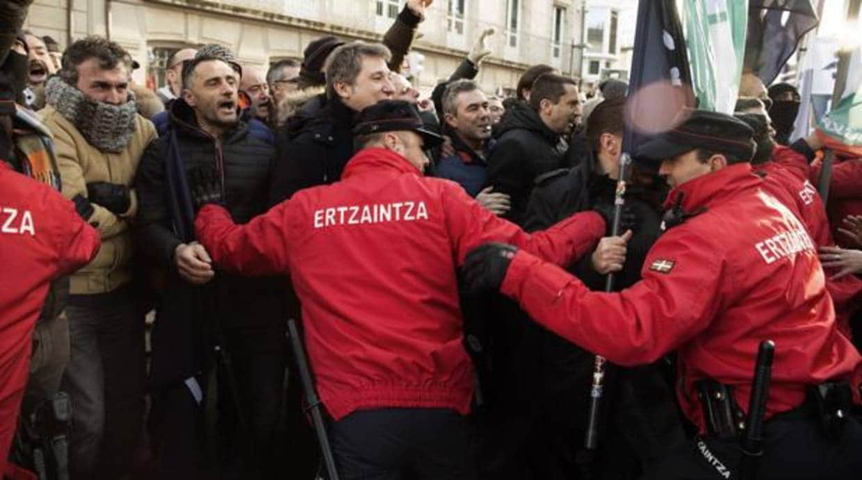 El Gobierno vasco aplicará la «Ley mordaza» a los ertzainas que se manifestaron en el Parlamento