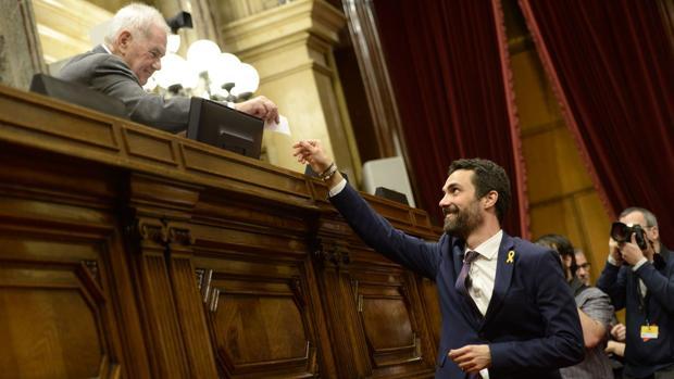 La declaración del Parlamento catalán, una filigrana parlamentaria para una independencia «light»