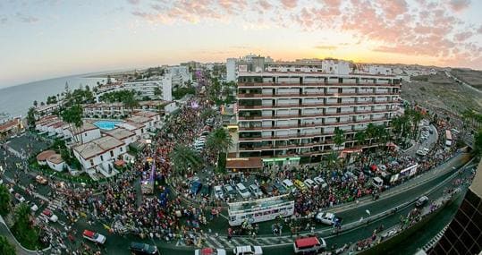 La divertida Cabalgata de Carnaval de Maspalomas concentraa miles de turistas