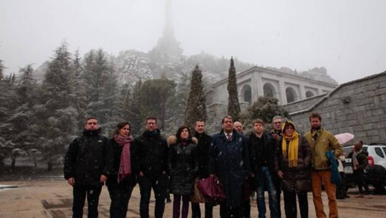 Miguel Urbán (tercero por la izquierda) junto a la delegación de eurodiputados este viernes en el Valle de los Caídos