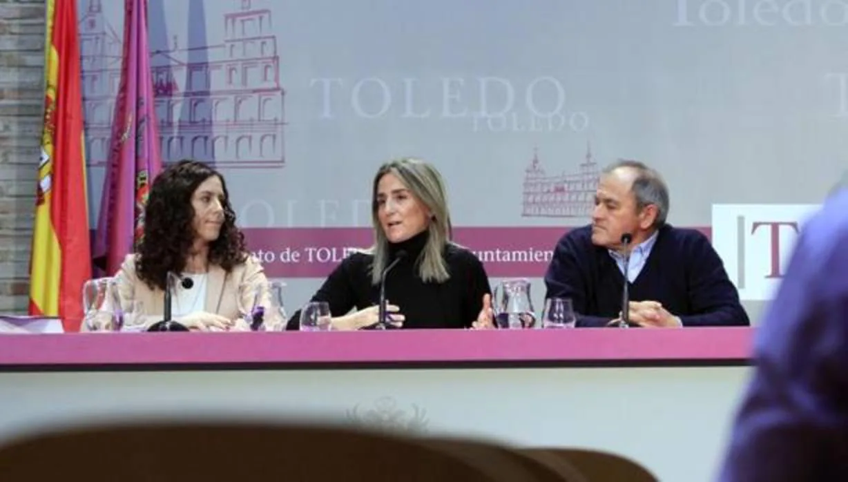 La concejala De la Cruz, la alcaldesa Tolón y Ángel García, presidente de los empresarios del polígono