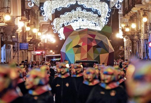 Una gran cabeza que formará parte de la falla Municipal de 2018, obra de los artistas José Latorre y Gabriel Sanz y diseñada por el artista urbano Okuda, ha cerrado la Cabalgata del Ninot recorriendo este sábado alguna de las calles más céntricas de València hasta la plaza del Ayuntamiento