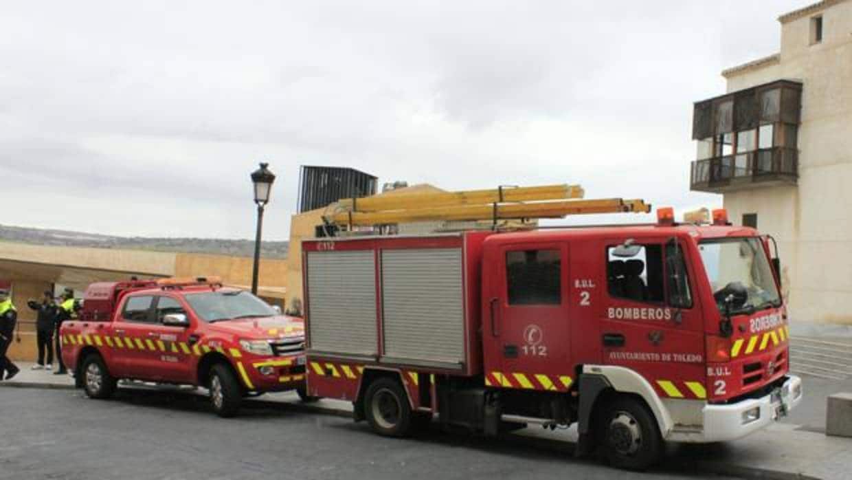 Dos vehículos de bomberos en el lugar del suceso
