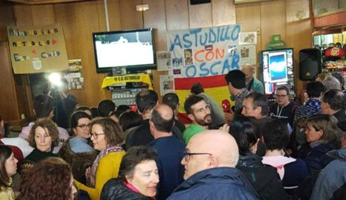 Los vecinos de la localidad animan a su paisano durante la carrera