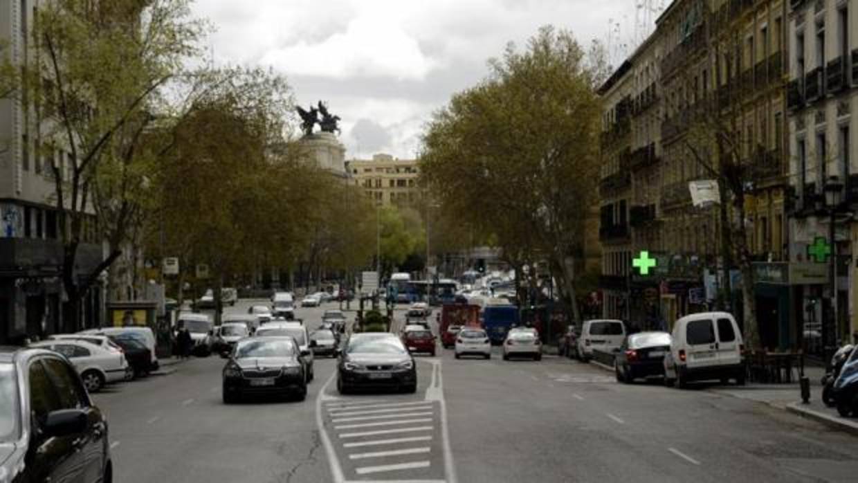 Aspecto de la calle de Atocha en la confluencia con el Paseo del Prado