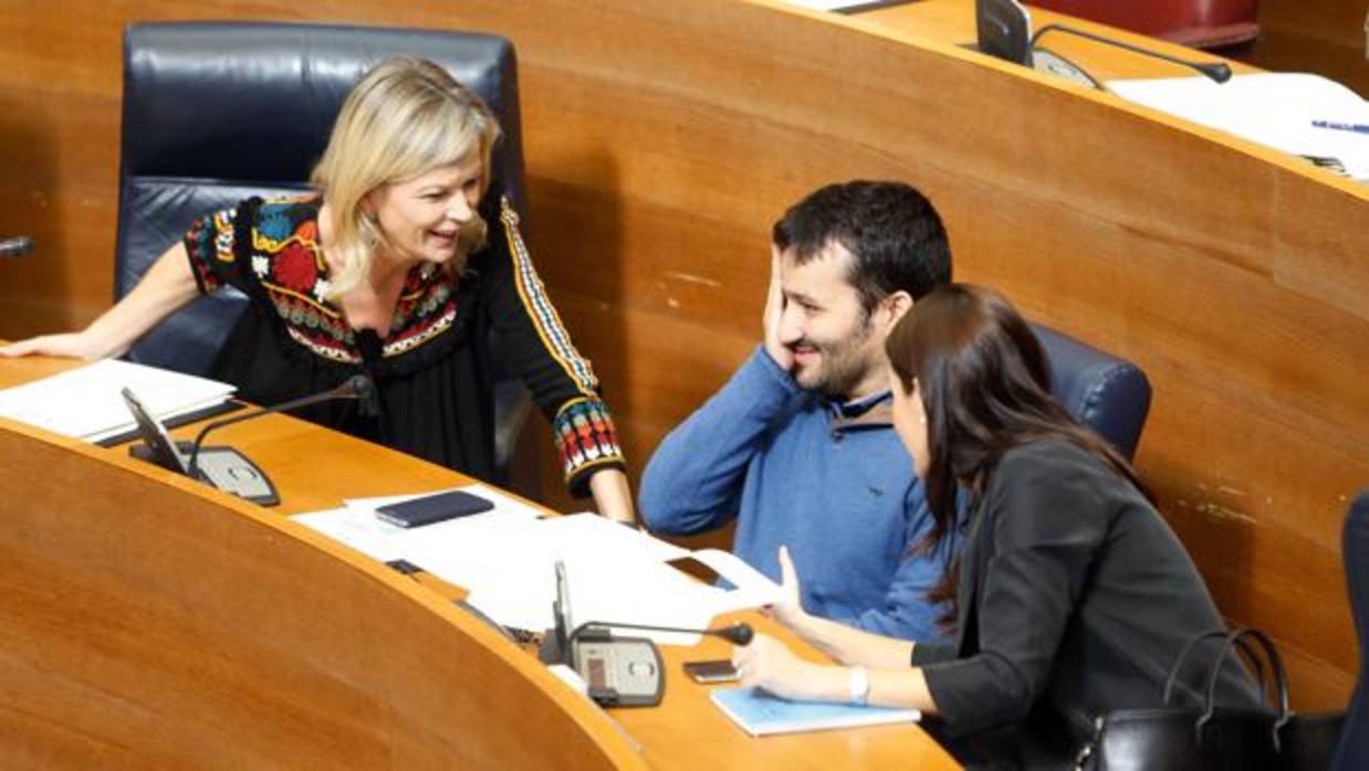 Gabriela Bravo, consellera de Justicia y Función Pública, junto a Vicent Marzà y Carmen Montón en las Cortes