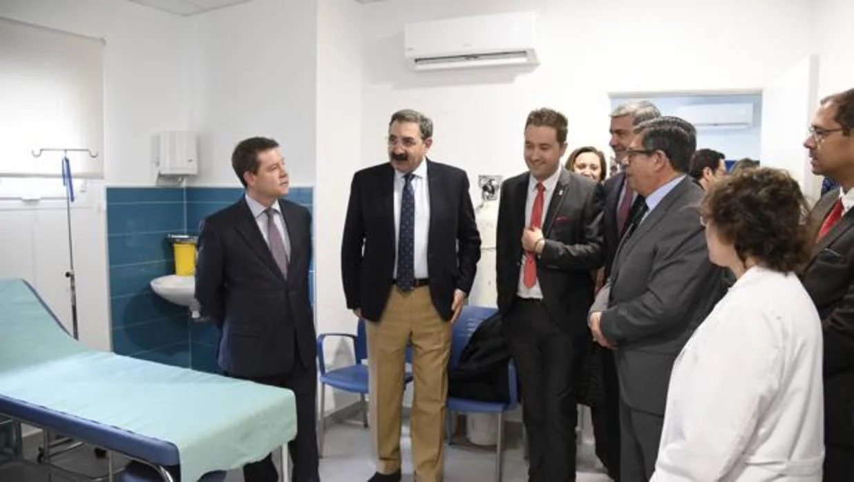 García-Page, junto al consejero de Sanidad, Jesús Fernández, ayer, en el nuevo consultorio médico de Quero