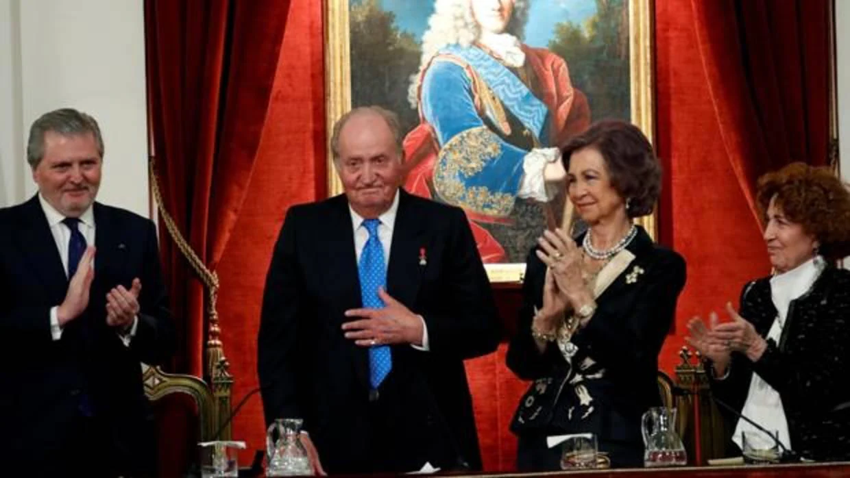 Don Juan Carlos recibió un aplauso de un minuto de duracion con el público en pie en el acto celebrado en la Real Academia de la Historia. En la imagen, con Doña Sofía, el ministro Méndez de Vigo y Carmen Iglesias