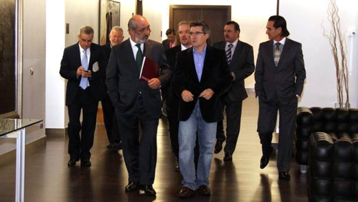 El Consejo de Dirección de Caja España, presidido por Santos Llamas