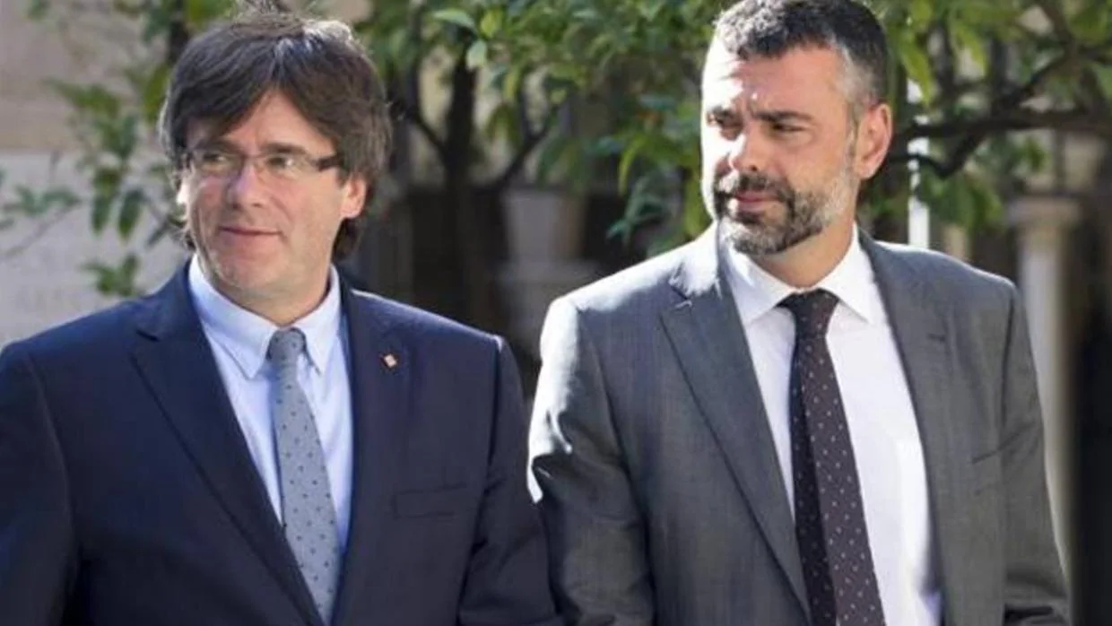 El expresidente Puigdemont con su antiguo consejero de Empresa Santi Vila