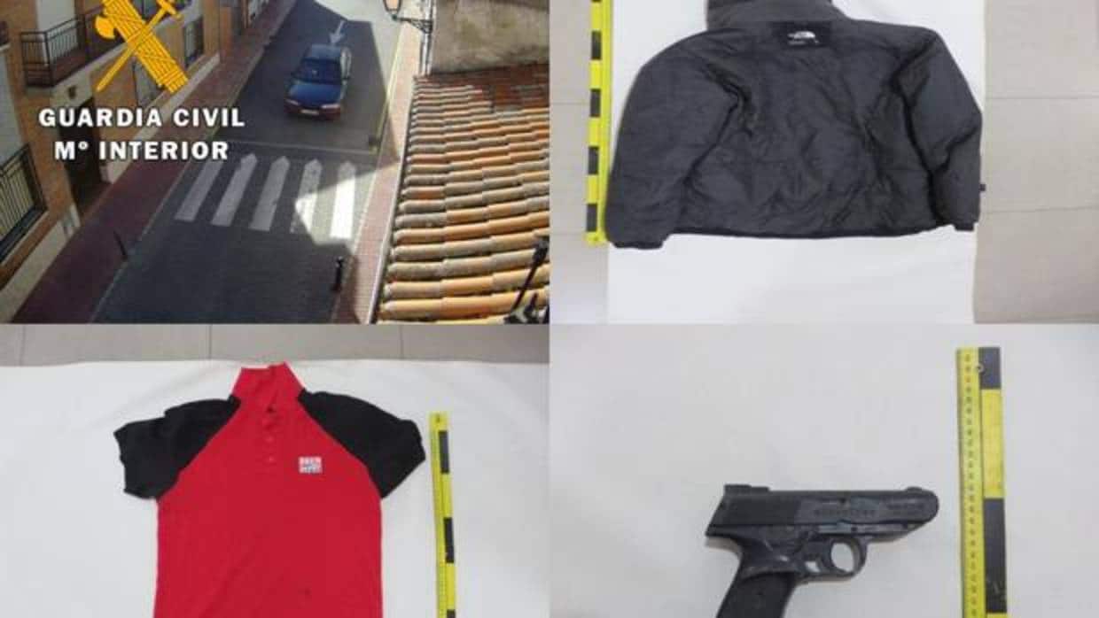 La ropa y la pistola simulada de los atracadores, que abandonaron en un o de los vehículos utilizados