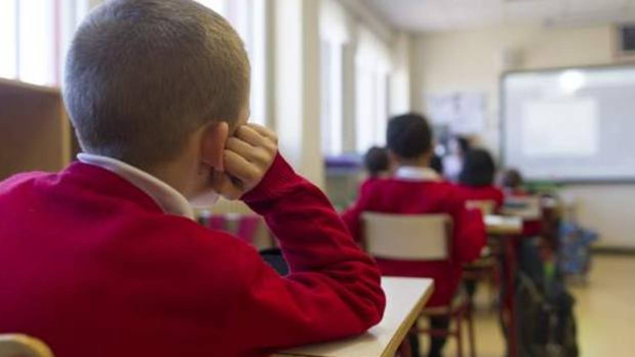 Varios niños atienden a la profesora en una escuela