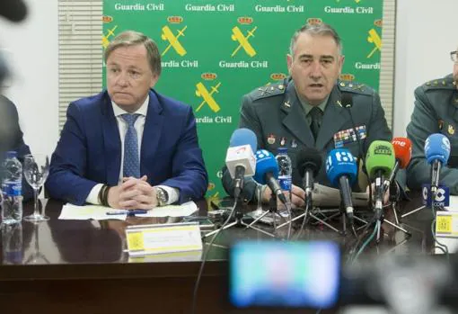 El delegado del Gobierno en la Comunidad Valenciana y el coronel jefe de la Comandancia de la Guardia Civil de Castellón, informando de la operación
