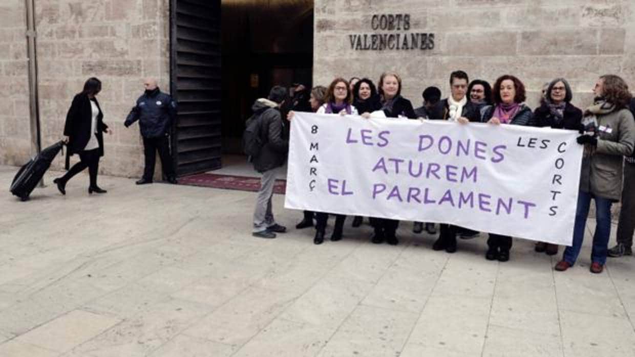 Funcionarias de las Cortes Valencianas se suman a la huelga feminista del 8 de marzo