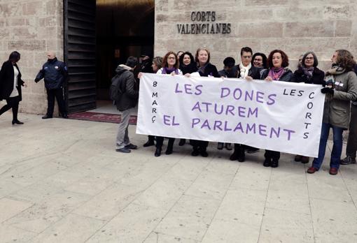 Funcionarias y trabajadoras de las Cortes Valencianas, en huelga