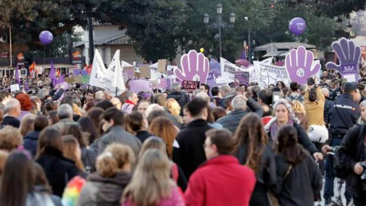 Pancartas y globos morados en la manifestación de la huelga feminista del 8 de marzo en Valencia