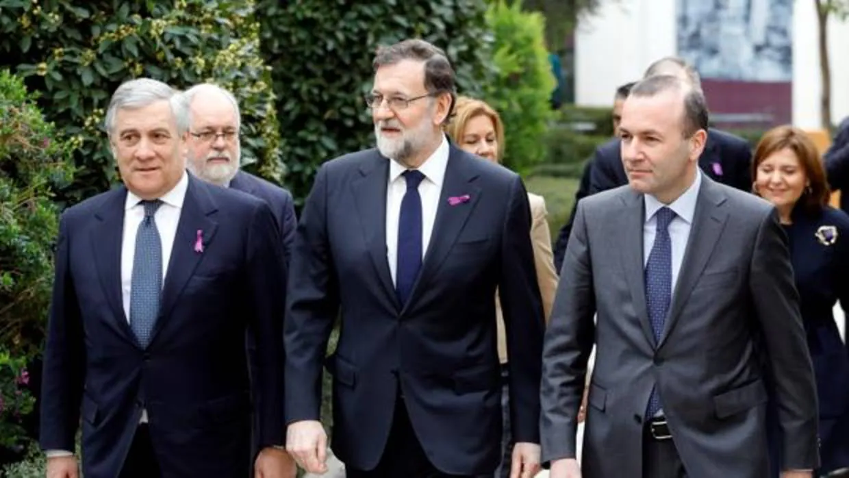 Rajoy, junto al líder del grupo parlamentario PPE en el Parlamento Europeo, Manfred Weber (derecha), y el presidente del Parlamento Europeo, Antonio Tajani (izquierda), en Valencia