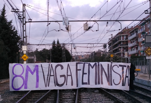 Imagen de las vías del tren cortaas en su paso por una localidad catalana