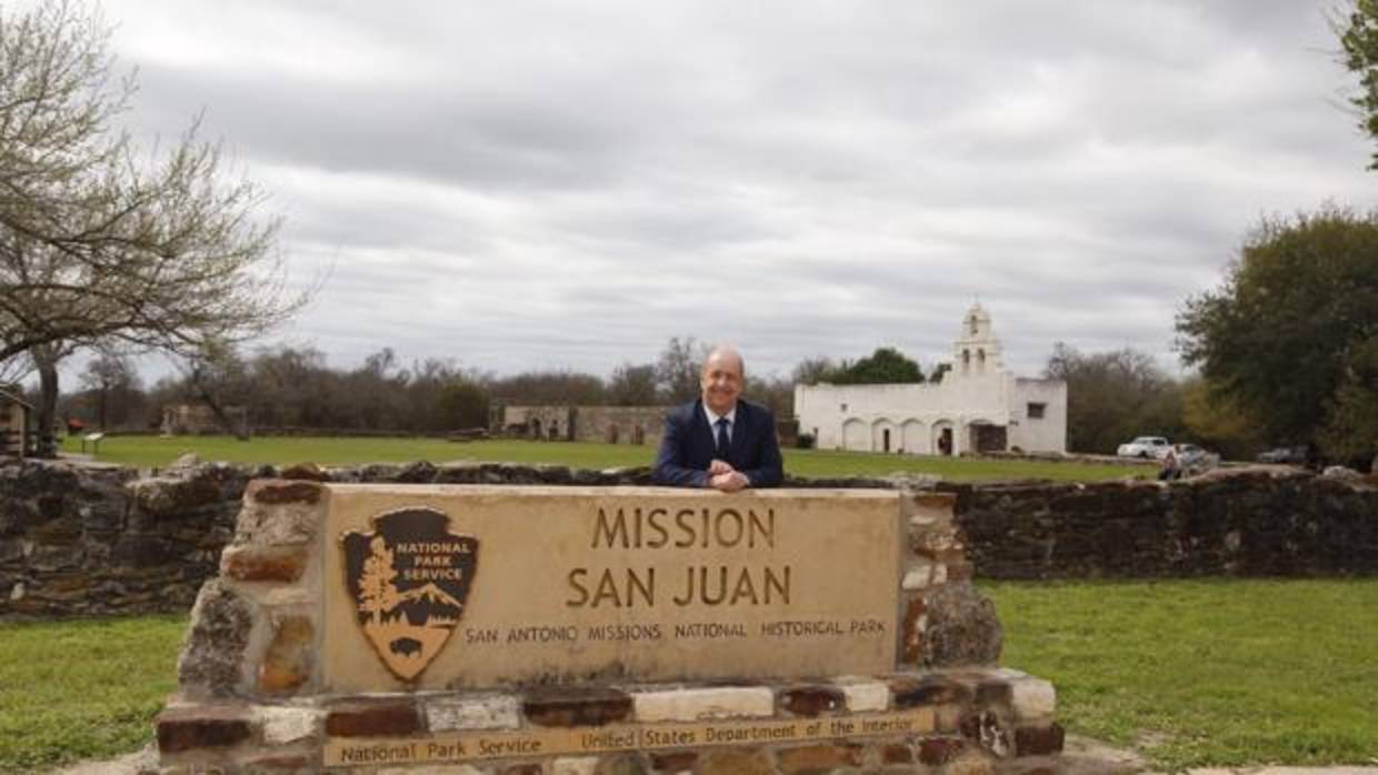 Pedro Manuel Ortega en el monumento a la Misión de San Juan en Texas