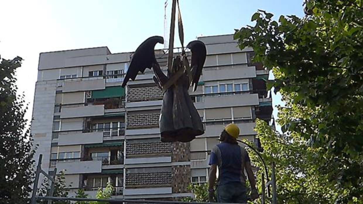 Imagen cedida por Granadaimedia de la escultura dedicada a José Antonio Primo de Rivera que el Ayuntamiento de Granada ha retirado
