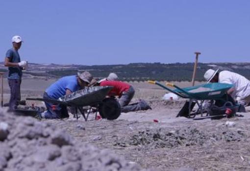 Arqueólogos trabajando los restos de la ciudad de Caraca