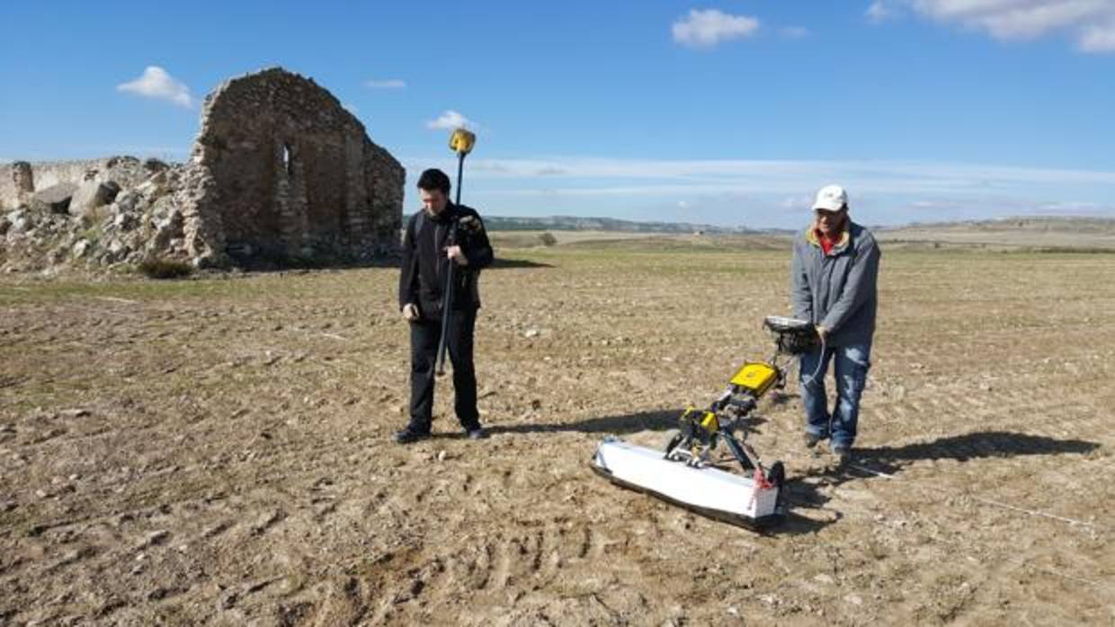 Dos arqueólogos trabajan en la investigación de la ciudad romana de Caraca, en Driebes (Guadalajara)