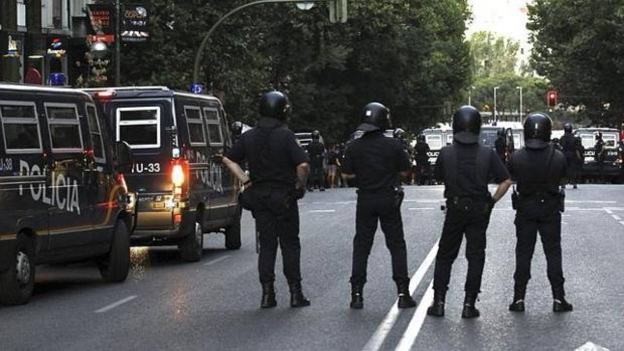 Varios policías vigilan una protesta