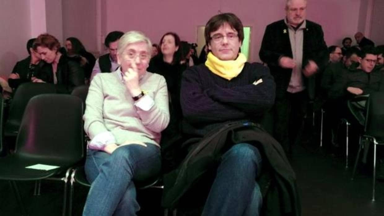 Puigdemont y la exconsejera Ponsaté, en un acto reciente en Bruselas