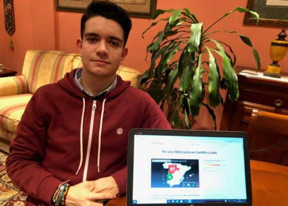 El estudiante Roberto Castrillo Puent posa junto a su petición en change.org por una EBAU justa