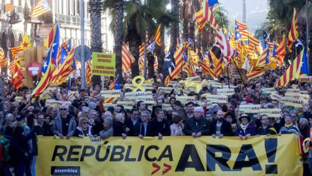 En la manifestación han participado también los exconsellers Jordi Turull, Josep Rull y Neus Munté, entre otros rostros del independentismo