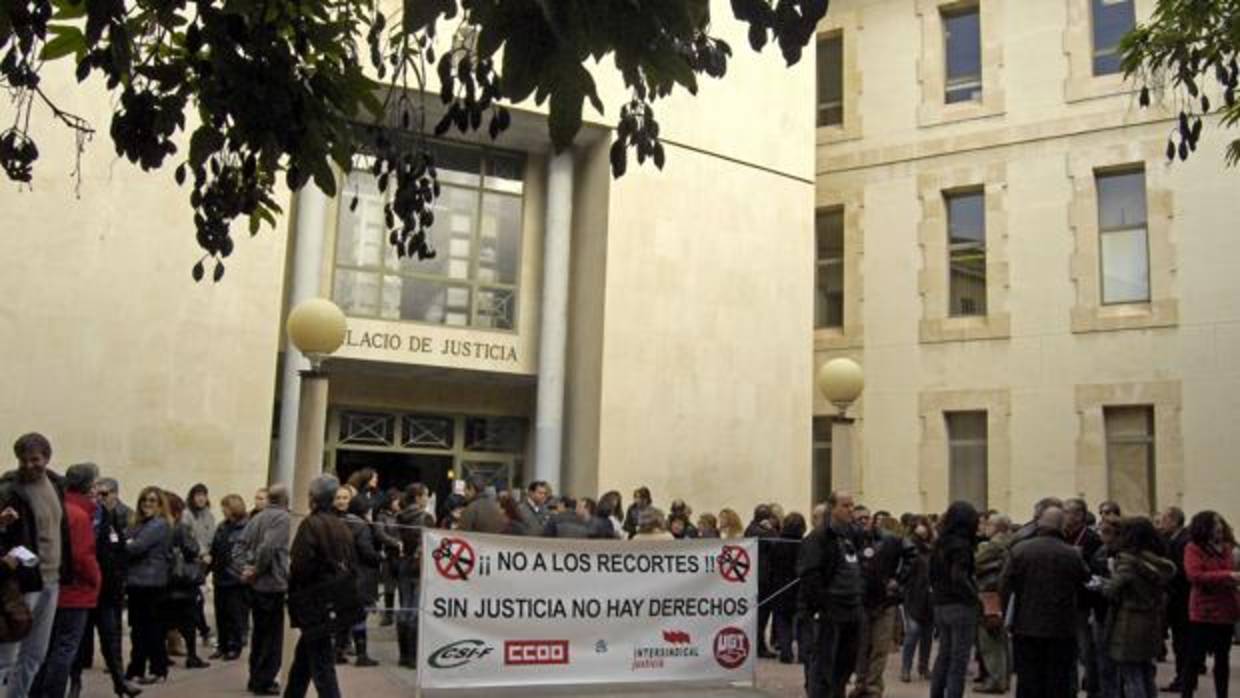 Imagen de archivo de una concentración frente al Palacio de Justicia de Alicante