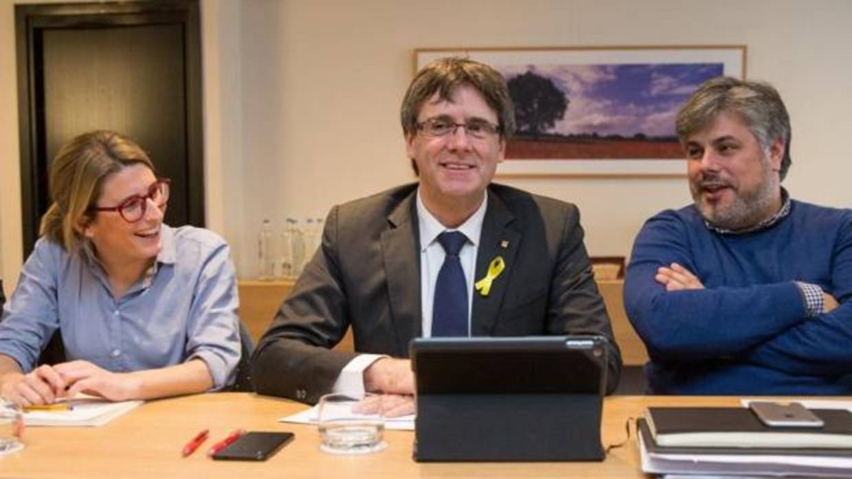 Puigdemont, junto a Artadi y Batet, durante una renunión de los dipiutados de JpC en Bruselas