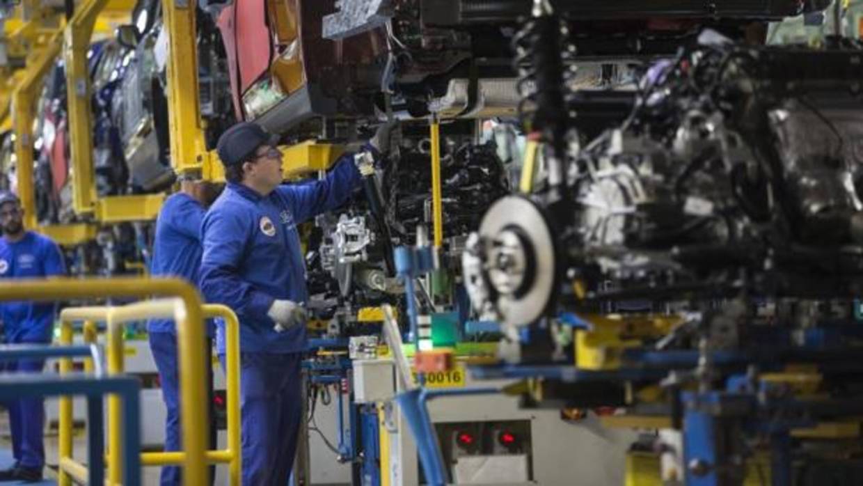 Operarios en la fabricación de motores en la planta de Ford en Almussafes