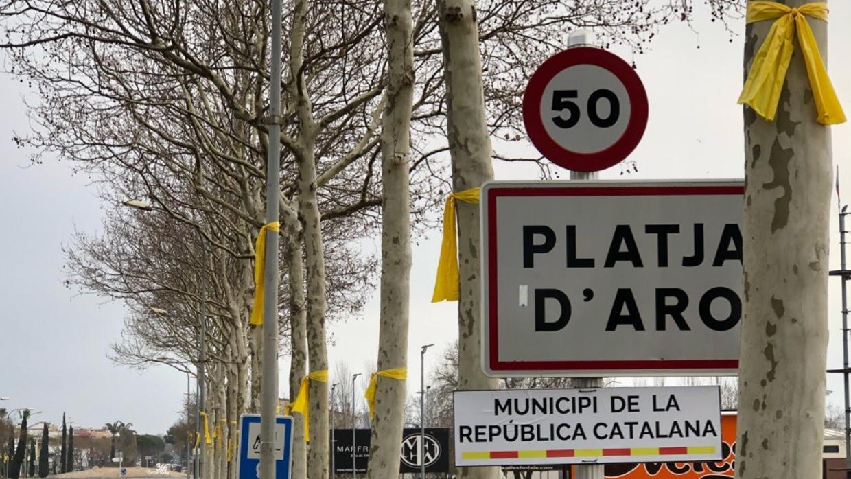 El cartel de la República Catalana bajo el de Platja d'Aro