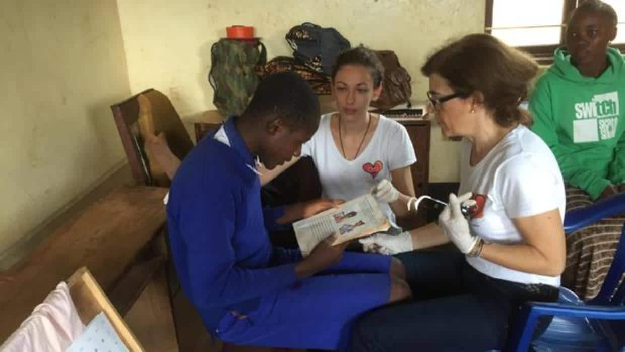 Beatriz Jiménez (de frente), graduando la vista a un joven tanzano