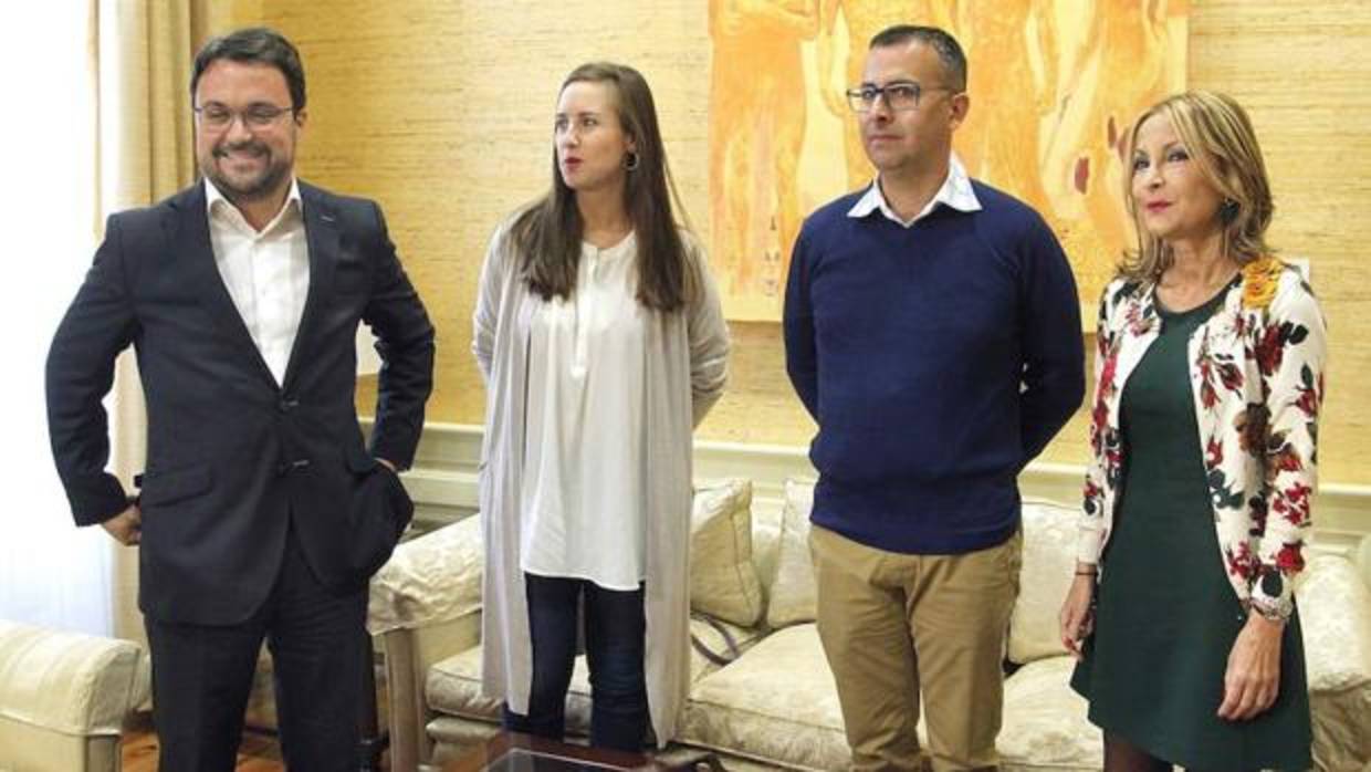 Asier Antona (PP), Melisa Rodríguez y Mariano Cejas, de Cs en Canarias, y María Australia Navarro (PP) durante una reunión