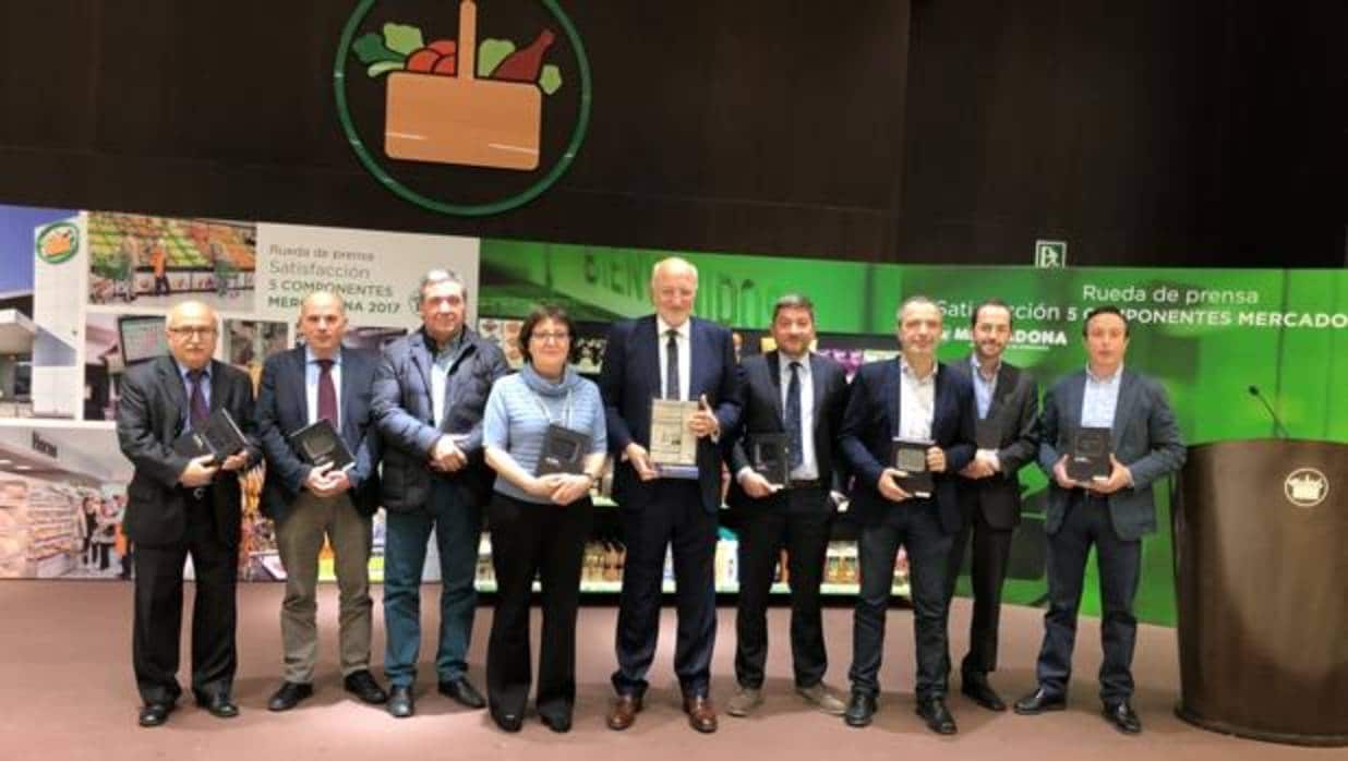 Imagen de Juan Roig junto a los ocho homenajeados por el vigésimo aniversario de la presentación de resultados de Mercadona