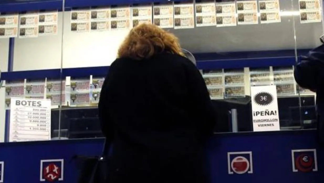 Una mujer en una administración de Lotería de Alicante