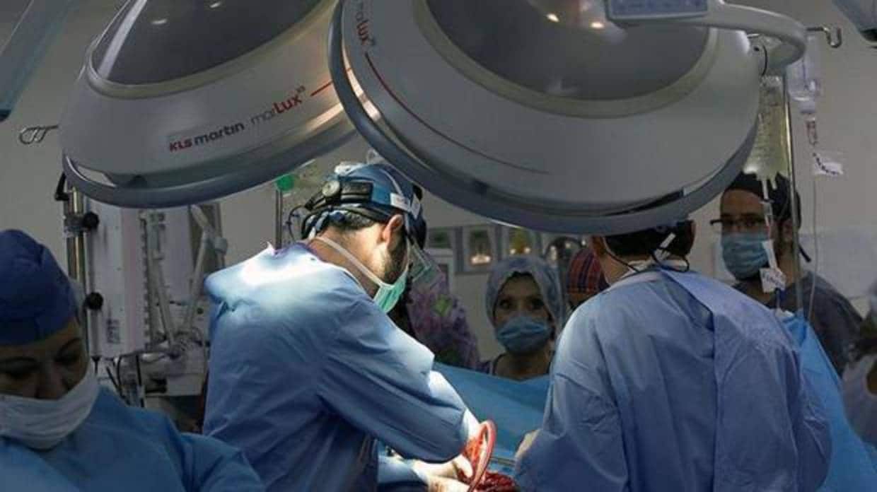 Un grupo de médicos realizando una operación de riñón