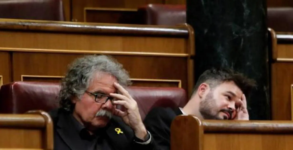 Joan Tardá y Gabriel Rufián, este martes en sus escaños del Congreso durante el Pleno