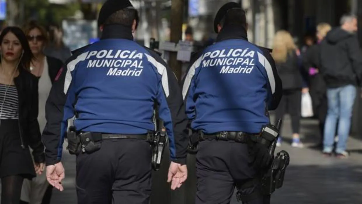 Dos agentes de la Policía Municipal patrullan por Madrid